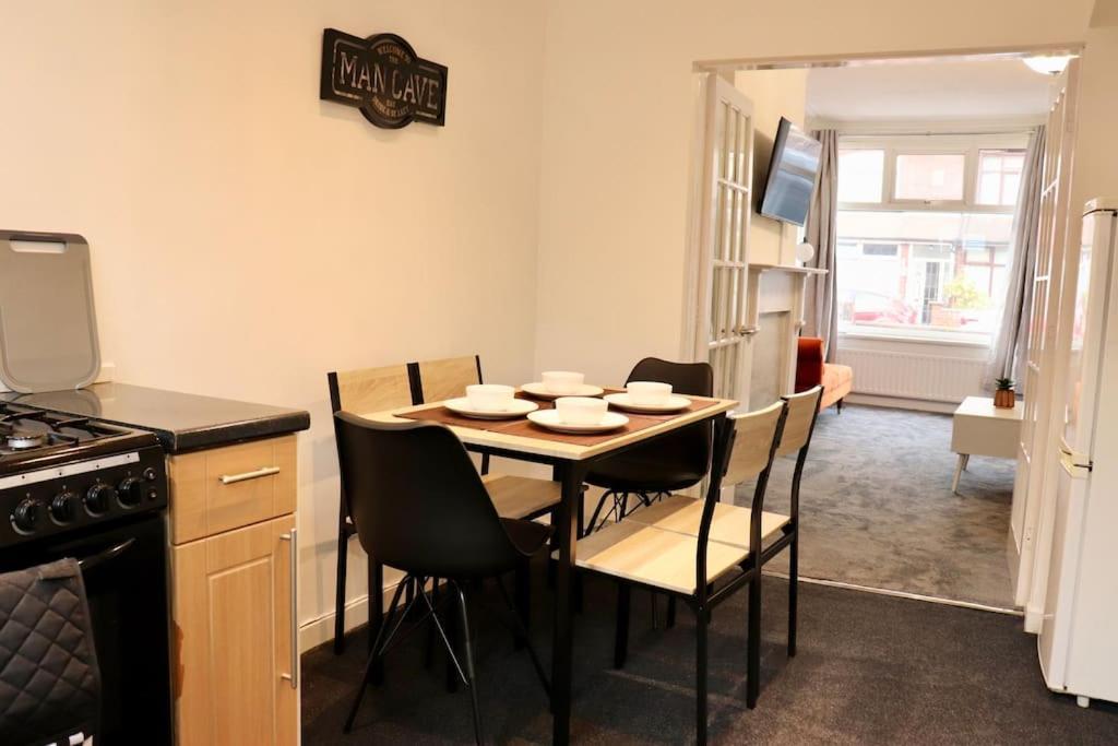 Charming 3 Bedroom Property Free Wifi & Parking Leeds  Dış mekan fotoğraf