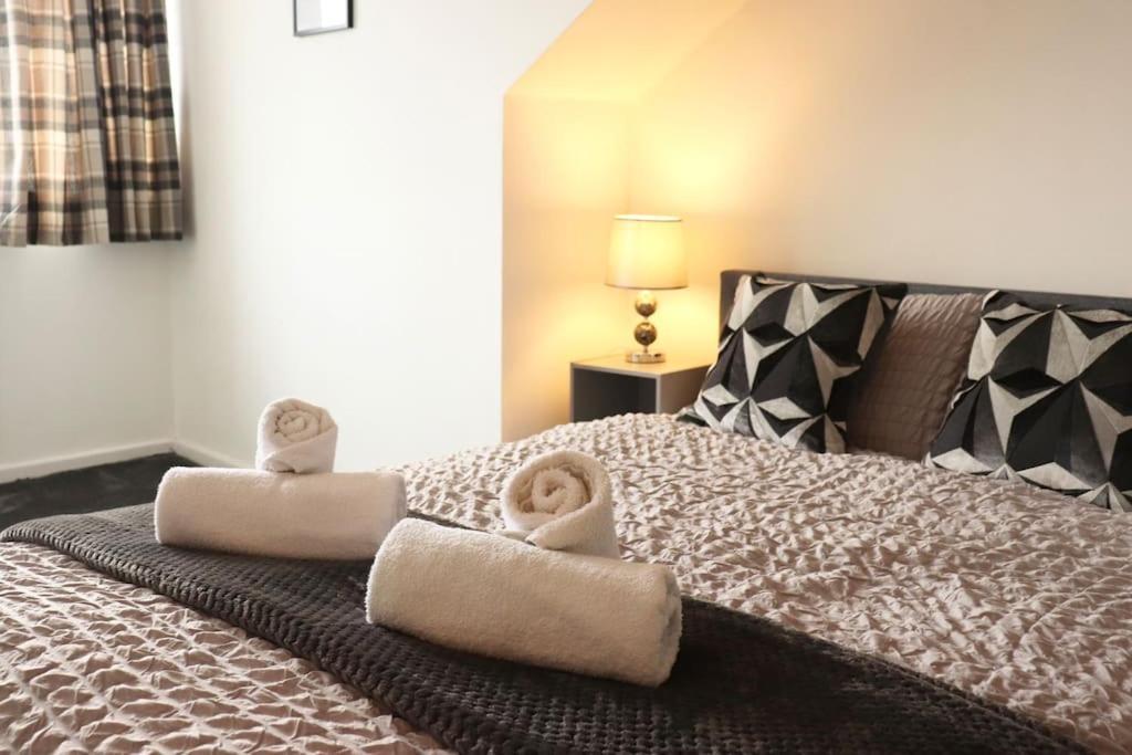 Charming 3 Bedroom Property Free Wifi & Parking Leeds  Dış mekan fotoğraf