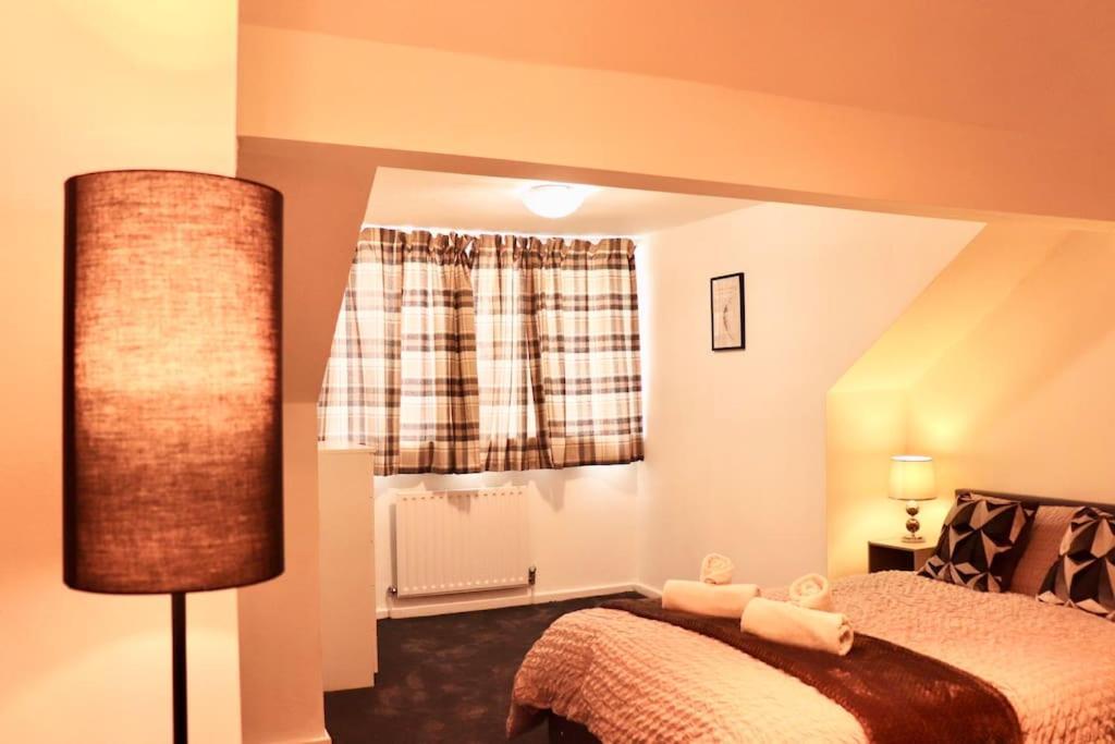 Charming 3 Bedroom Property Free Wifi & Parking Leeds  Dış mekan fotoğraf