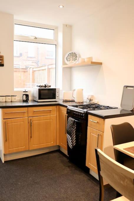 Charming 3 Bedroom Property Free Wifi & Parking Leeds  Dış mekan fotoğraf