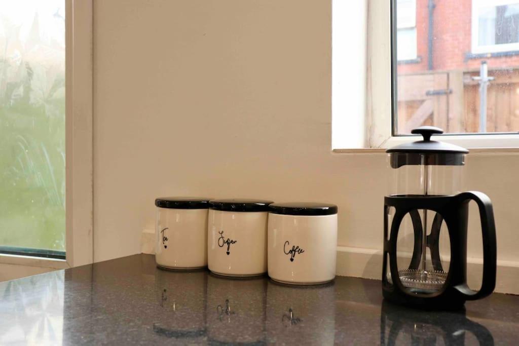 Charming 3 Bedroom Property Free Wifi & Parking Leeds  Dış mekan fotoğraf