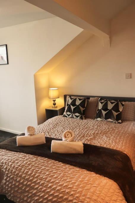 Charming 3 Bedroom Property Free Wifi & Parking Leeds  Dış mekan fotoğraf