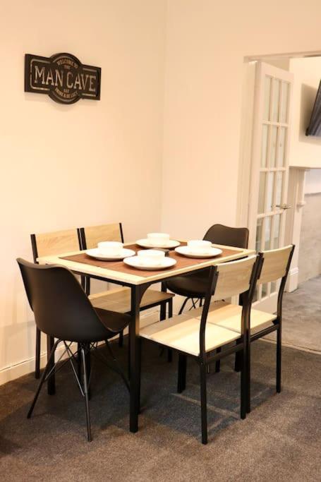 Charming 3 Bedroom Property Free Wifi & Parking Leeds  Dış mekan fotoğraf