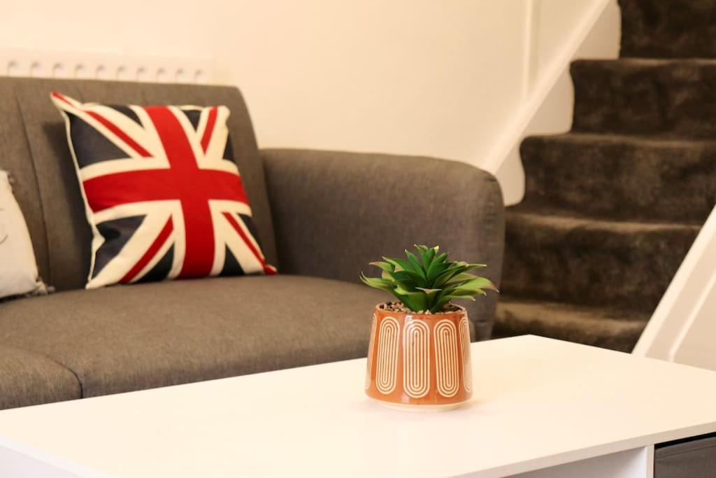 Charming 3 Bedroom Property Free Wifi & Parking Leeds  Dış mekan fotoğraf