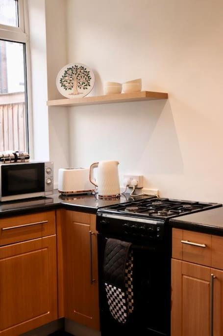 Charming 3 Bedroom Property Free Wifi & Parking Leeds  Dış mekan fotoğraf