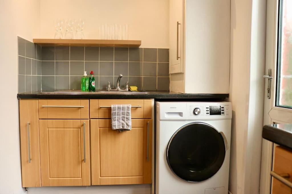 Charming 3 Bedroom Property Free Wifi & Parking Leeds  Dış mekan fotoğraf