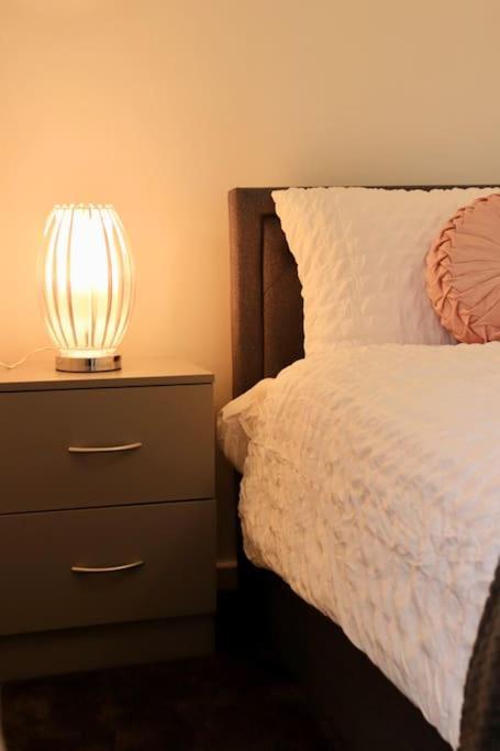Charming 3 Bedroom Property Free Wifi & Parking Leeds  Dış mekan fotoğraf