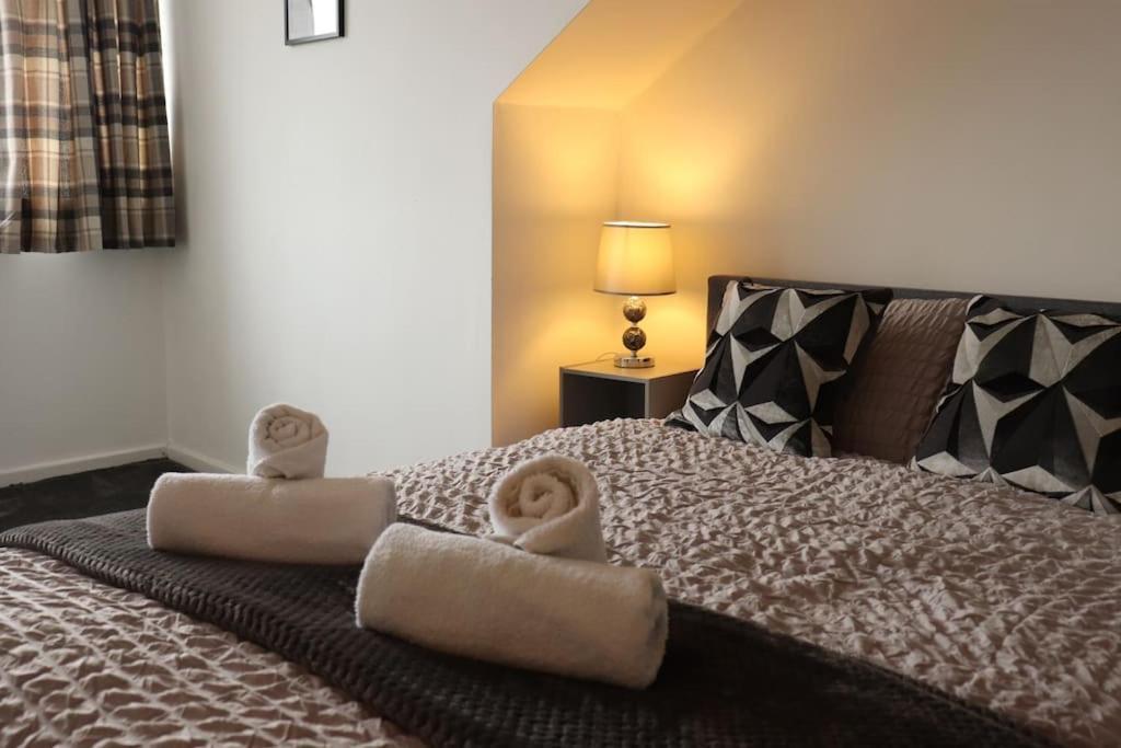 Charming 3 Bedroom Property Free Wifi & Parking Leeds  Dış mekan fotoğraf