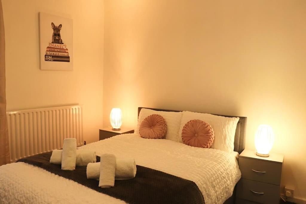 Charming 3 Bedroom Property Free Wifi & Parking Leeds  Dış mekan fotoğraf